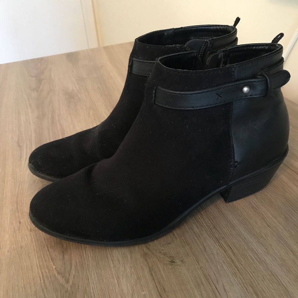 Black side zip ankle booties- 6